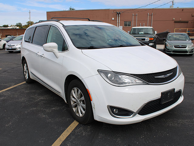 Used 2017 Chrysler Pacifica Touring-L FWD image 4