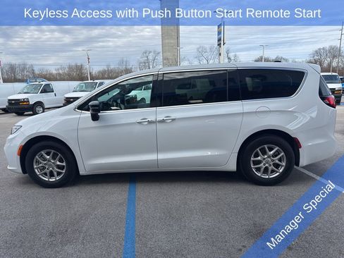 Used 2025 Chrysler Pacifica Select image 6