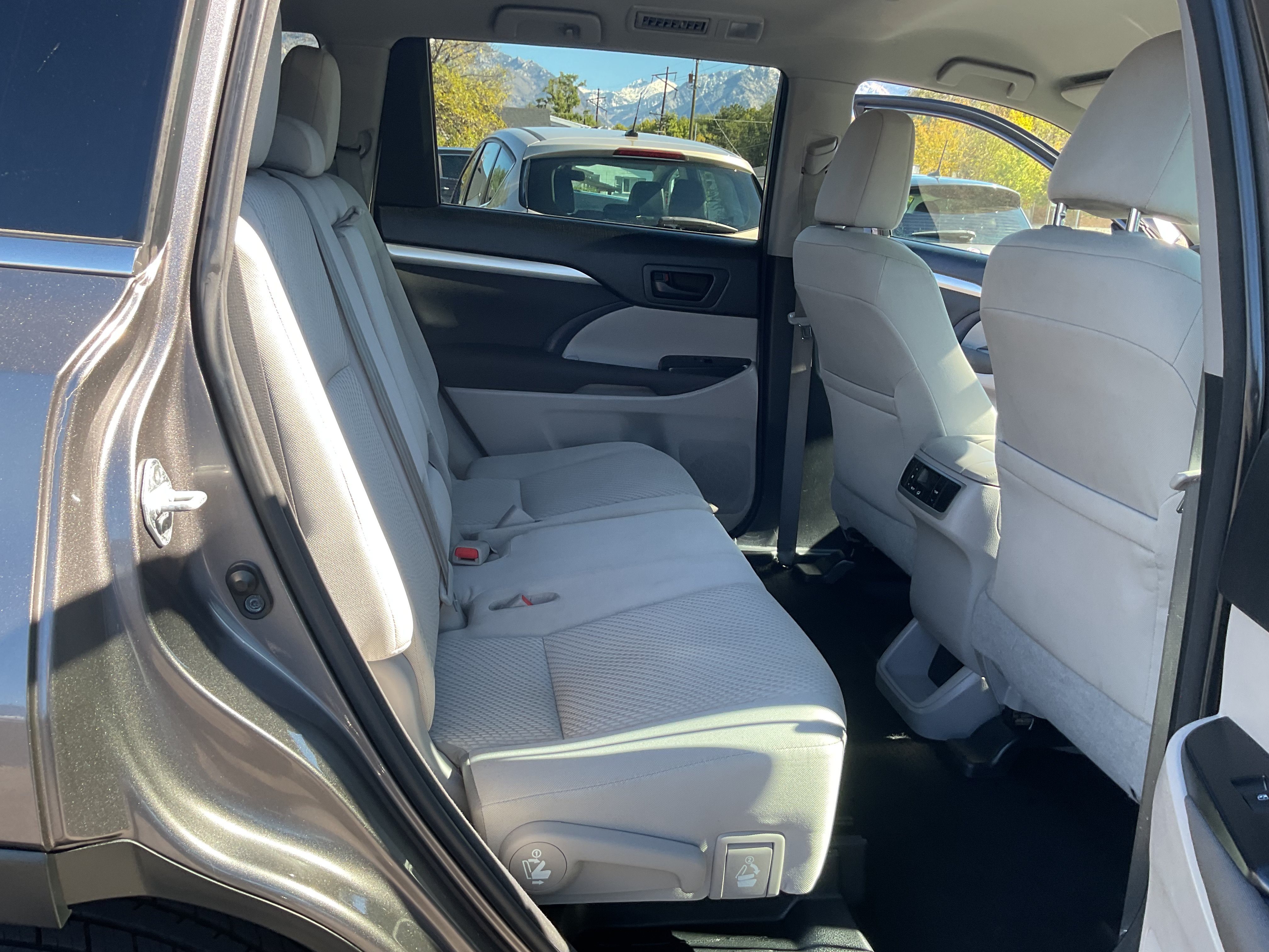 Used 2016 Toyota Highlander LE AWD/4WD image 17