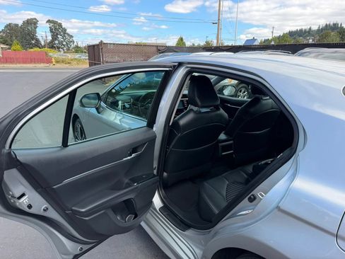 Used 2018 Toyota Camry SE FWD image 11