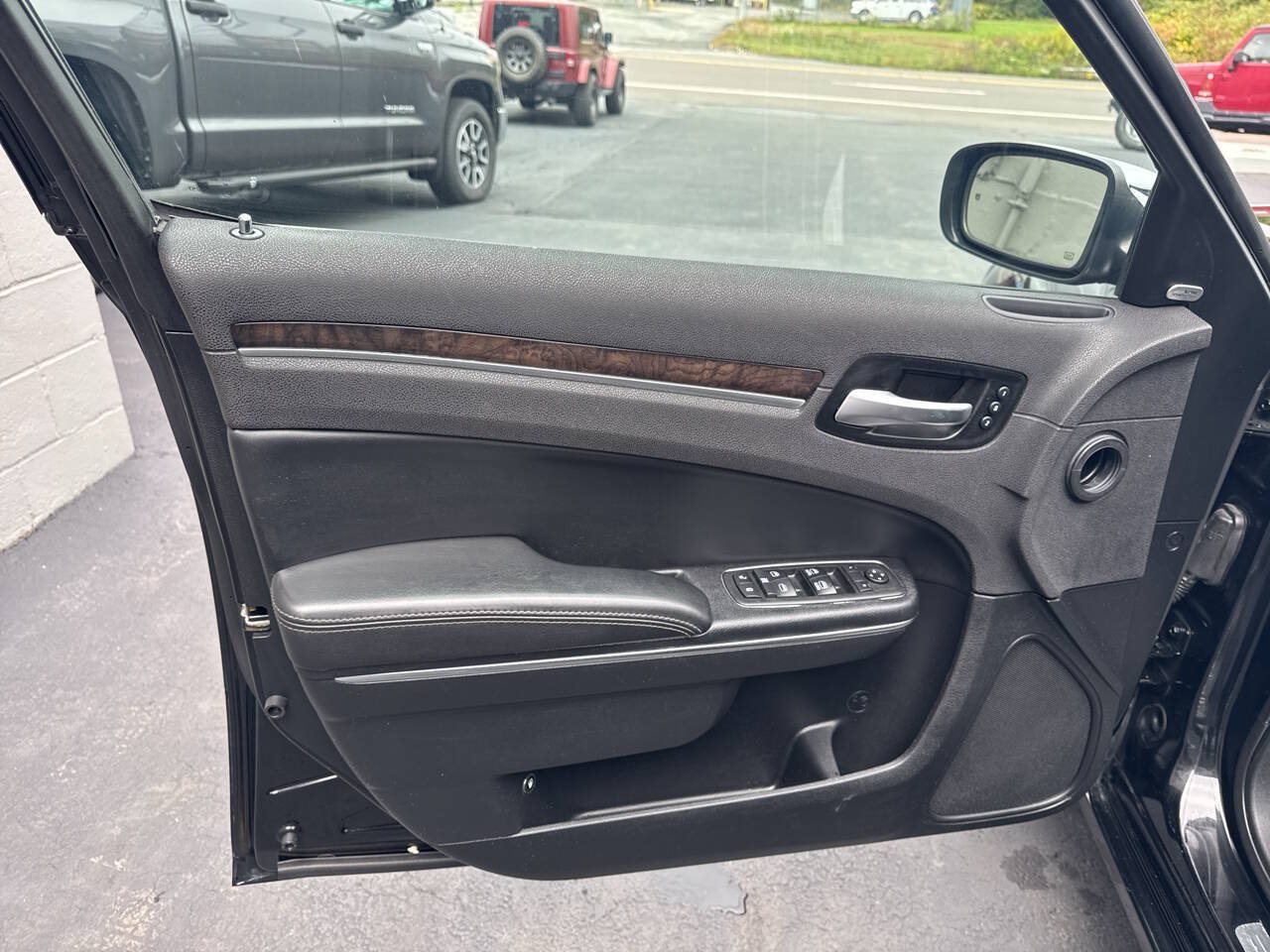 Used 2017 Chrysler 300 C w/ Safetytec Plus Group AWD/4WD image 13