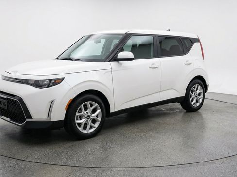 Used 2025 Kia Soul LX w/ LX Technology Package FWD image 3
