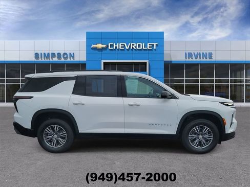 Used 2025 Chevrolet Traverse LT w/ Enhanced Driving Package image 9