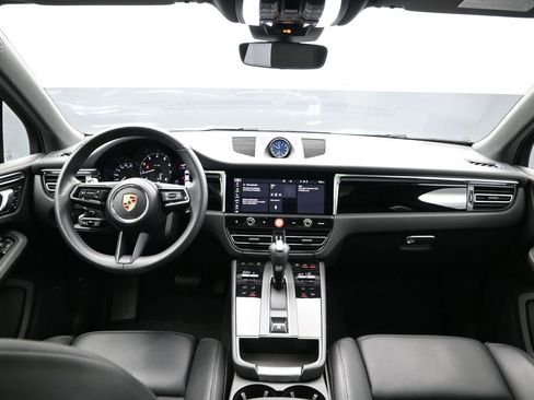 Certified 2025 Porsche Macan AWD/4WD image 19
