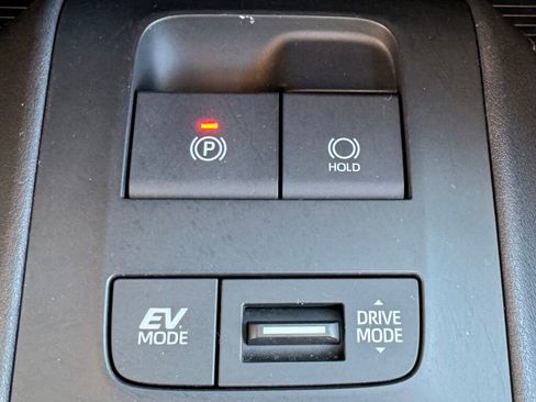 Used 2022 Toyota Venza XLE image 31