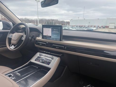 Used 2023 Lincoln Aviator AWD w/ Premium Package image 17