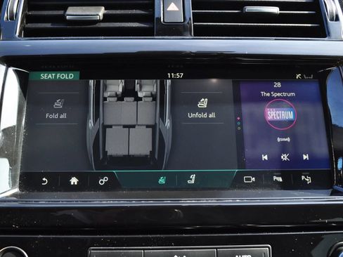 Used 2019 Land Rover Discovery HSE image 11