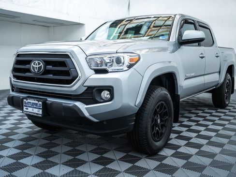 Certified 2022 Toyota Tacoma SR5 AWD/4WD image 3