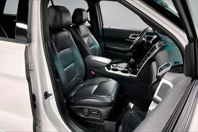 Used 2014 Ford Explorer XLT w/ Equipment Group 202A AWD/4WD image 29
