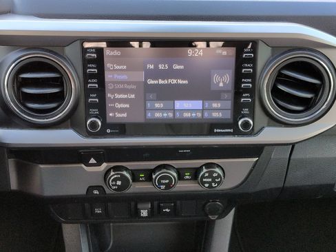 Used 2020 Toyota Tacoma SR5 RWD image 18