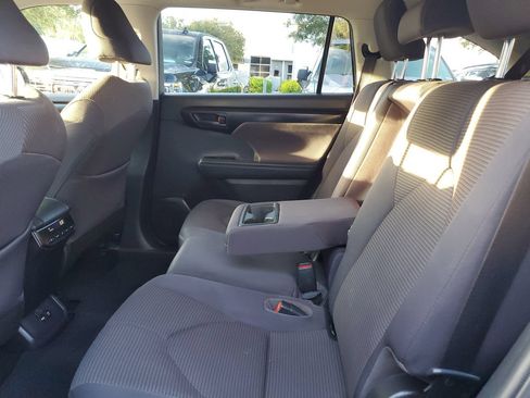 Used 2021 Toyota Highlander L FWD image 9