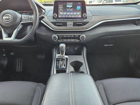 Used 2025 Nissan Altima 2.5 SV FWD image 10