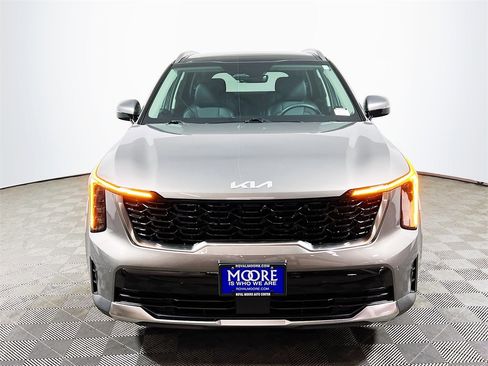 Used 2025 Kia Sorento EX w/ EX Panoramic Sunroof Package image 3