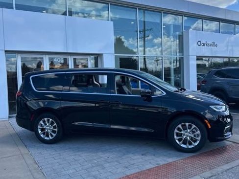 Used 2024 Chrysler Pacifica Touring-L AWD/4WD image 4