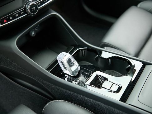 New 2025 Volvo XC40 B5 Plus w/ Protection Package Premier image 16