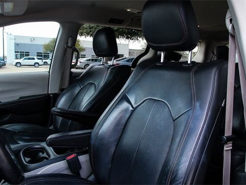 Used 2017 Chrysler Pacifica Touring-L Plus image 11