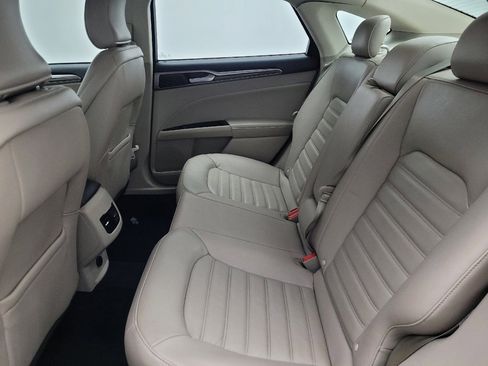 Used 2017 Ford Fusion SE w/ Fusion SE Technology Package image 18