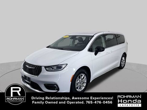 Used 2024 Chrysler Pacifica Touring-L FWD image 10