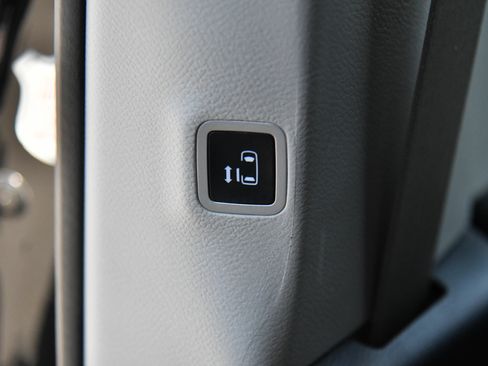 Used 2023 Chrysler Pacifica Touring-L FWD image 43