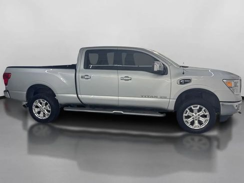 Used 2016 Nissan Titan SL image 11
