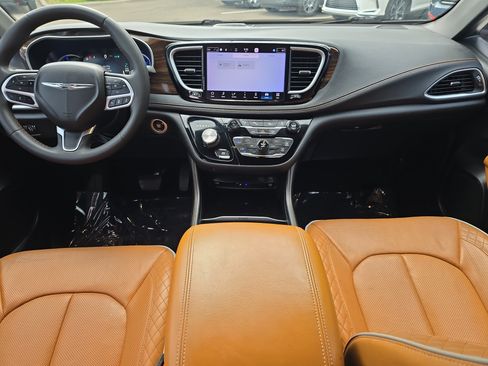 Used 2023 Chrysler Pacifica Pinnacle FWD image 13