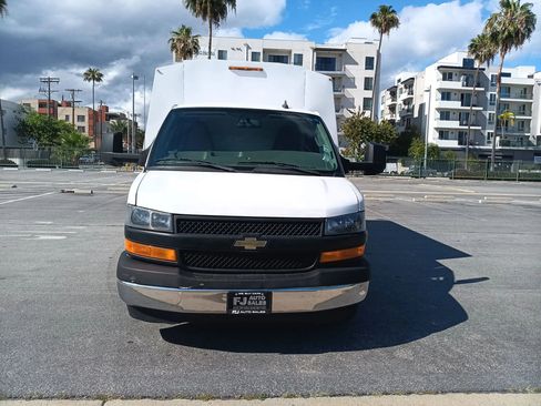 Used 2019 Chevrolet Express 3500 w/ Power Convenience Package image 2