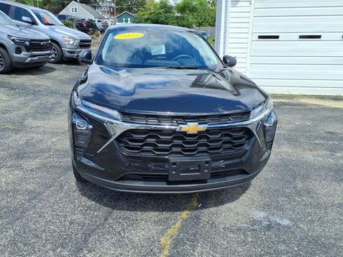 Used 2025 Chevrolet Trax LS FWD image 2