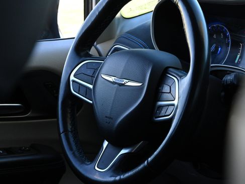 Used 2021 Chrysler Pacifica Touring-L image 23