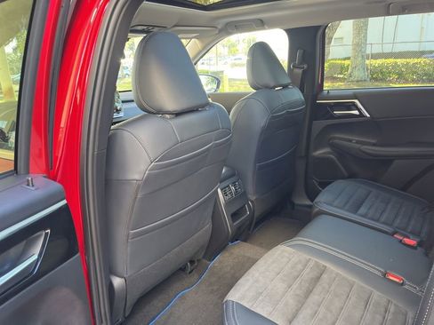 New 2025 Mitsubishi Outlander SE image 36