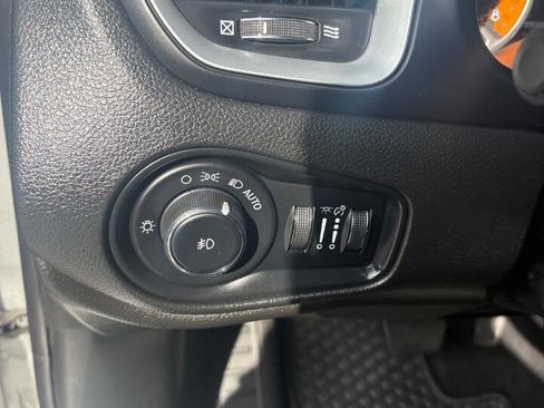 Used 2018 Jeep Renegade Latitude w/ UConnect 8.4 Nav Group image 19