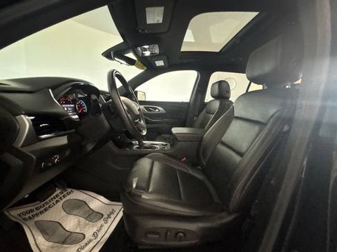Used 2022 Chevrolet Traverse LT w/ LT Premium Package AWD/4WD image 2