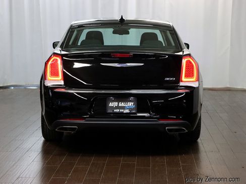 Used 2018 Chrysler 300 Touring image 7