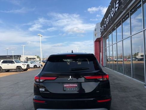 Used 2024 Mitsubishi Outlander SE image 3