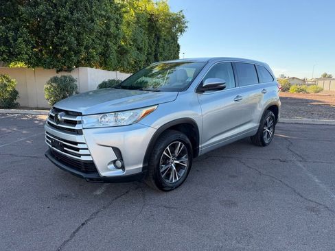 Used 2017 Toyota Highlander LE image 4
