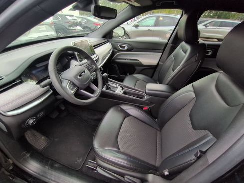 Used 2025 Jeep Compass Latitude AWD/4WD image 4