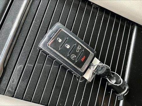 Used 2022 Jeep Wagoneer Series I RWD image 12