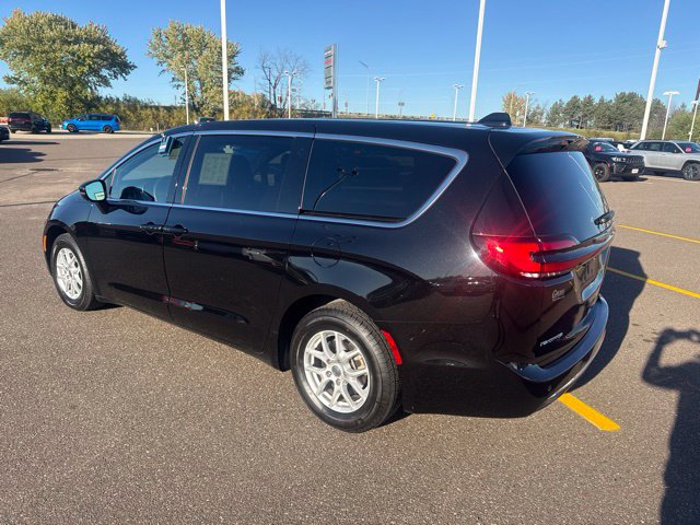 Used 2025 Chrysler Pacifica Select FWD image 6