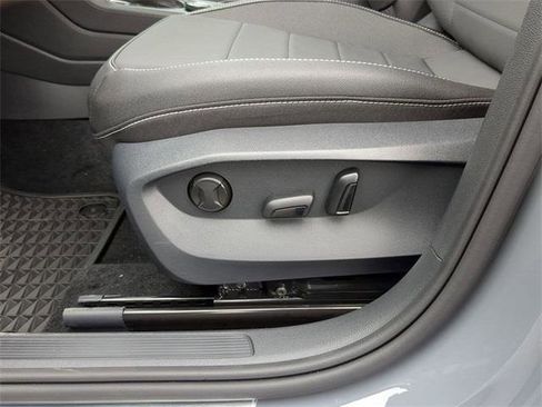 New 2024 Volkswagen Taos SE image 15