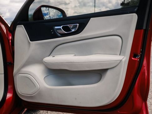 Used 2020 Volvo S60 T6 Momentum image 12