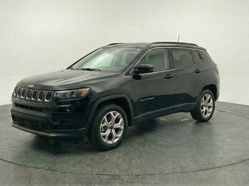 Used 2025 Jeep Compass Latitude image 3