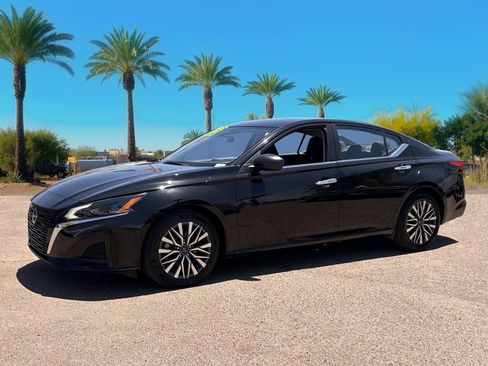 Used 2025 Nissan Altima 2.5 SV FWD image 32