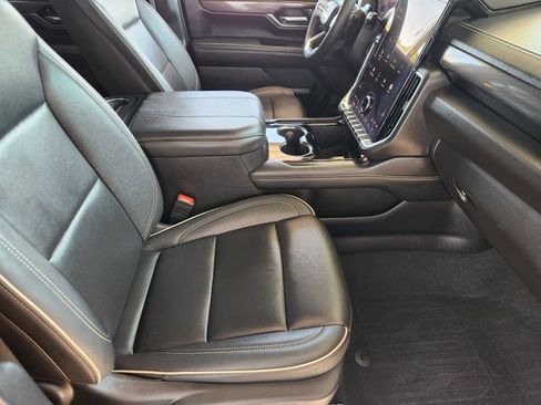 Used 2025 GMC Yukon XL Elevation AWD/4WD image 13
