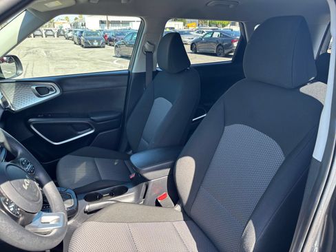 Used 2025 Kia Soul LX w/ LX Technology Package FWD image 36