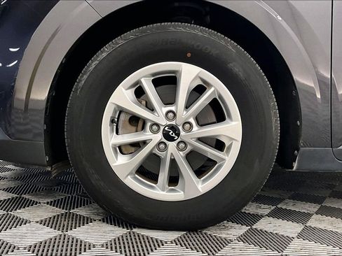 Used 2023 Kia Carnival LX FWD image 8