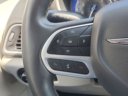 Used 2023 Chrysler Pacifica Touring-L FWD image 13