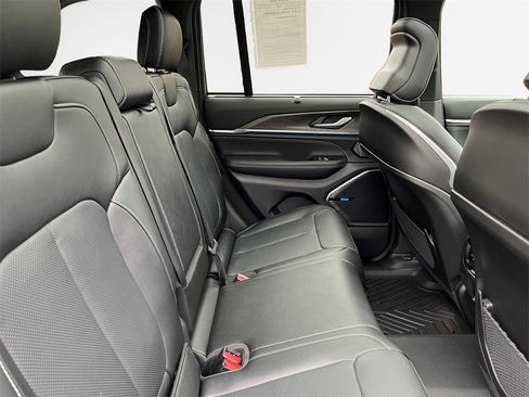 Used 2024 Jeep Grand Cherokee Overland w/ Luxury Tech Group IV image 29