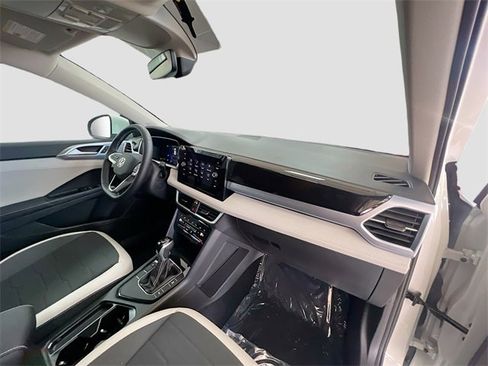 New 2025 Volkswagen Taos SE image 28