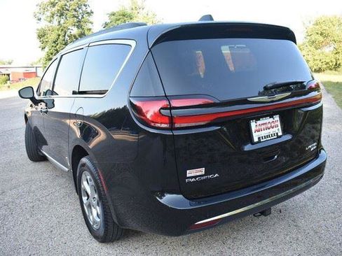 Used 2023 Chrysler Pacifica Limited AWD/4WD image 5