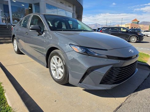 Used 2025 Toyota Camry LE image 3