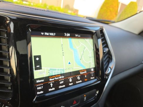 Used 2019 Jeep Cherokee Limited w/ Technology Group AWD/4WD image 7
